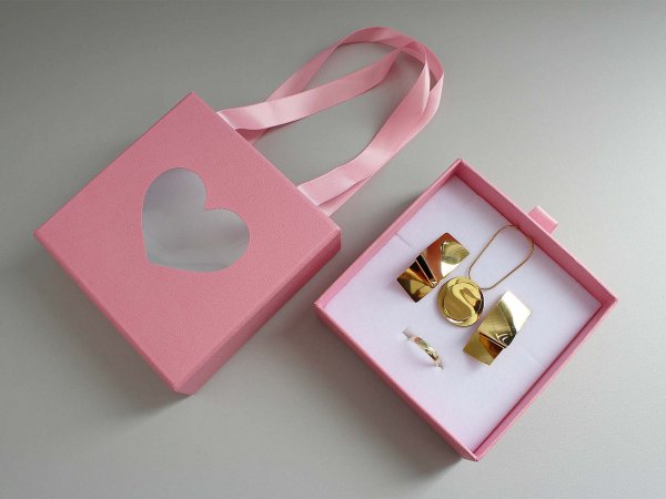 Krabička na šperky s průhledem srdce a uchem 10x10 cm