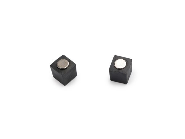 Magnet k vystavení knoflíků a drobného zboží 8x8 mm