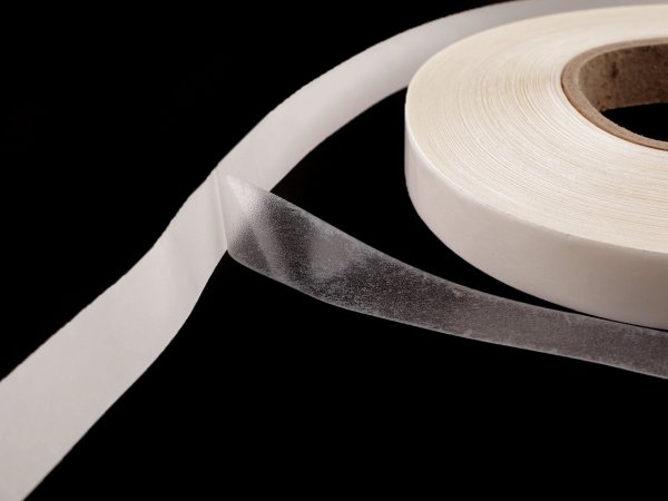 Elastická oboustranná nažehlovací páska šíře 20 mm transparentní