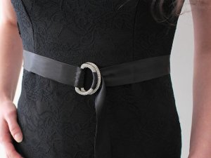Designová spona s broušenými kamínky, průvlek 30 mm