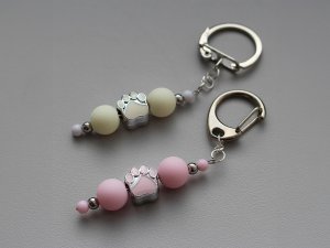 Plastové korálky s velkým průvlekem tlapka 11x11 mm